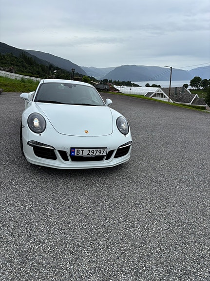 Porsche 911 Carrera GTS 2 of 17