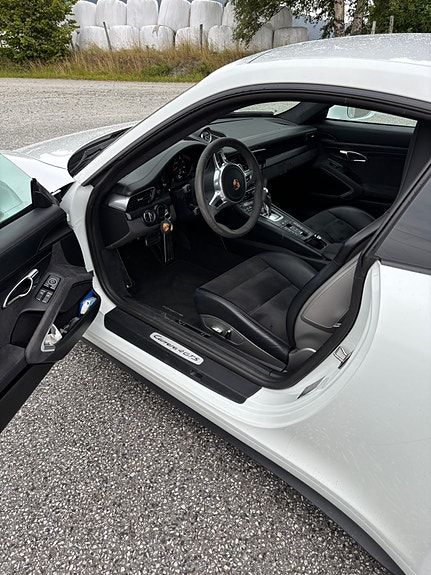 Porsche 911 Carrera GTS 8 of 17