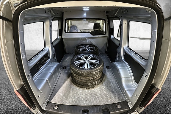 Volkswagen Caddy Alltrack 22 of 30