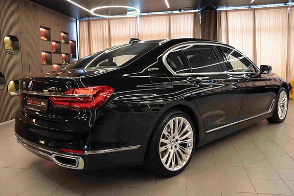 BMW 740Le 7 of 30