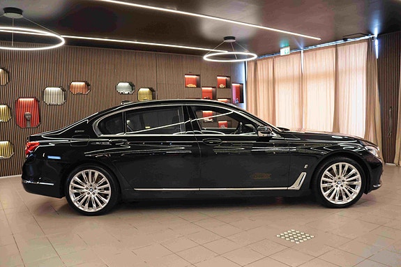 BMW 740Le 8 of 30