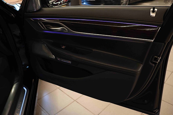 BMW 740Le 10 of 30