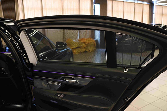 BMW 740Le 17 of 30
