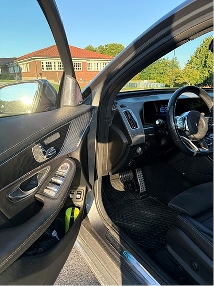 Mercedes-Benz EQC400 2 of 7
