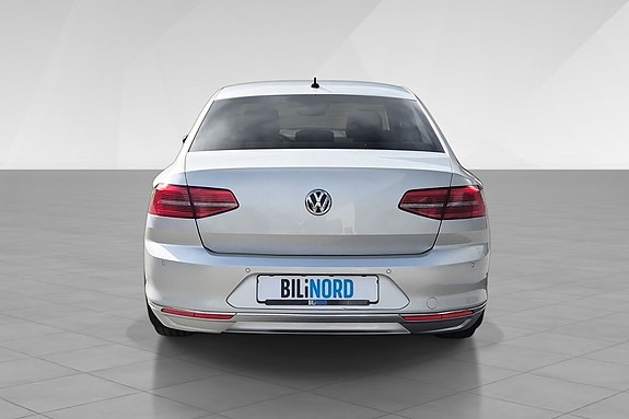 Volkswagen Passat 5 of 18