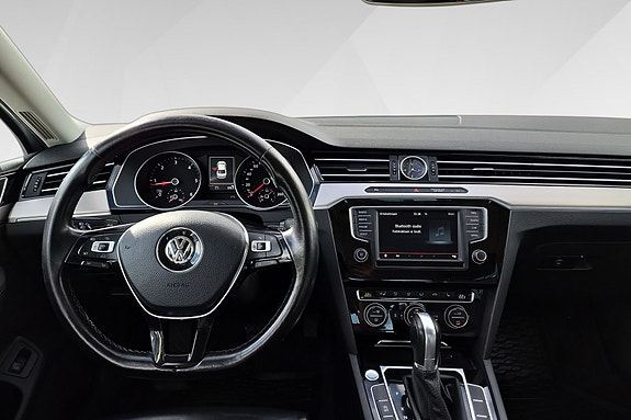 Volkswagen Passat 12 of 18