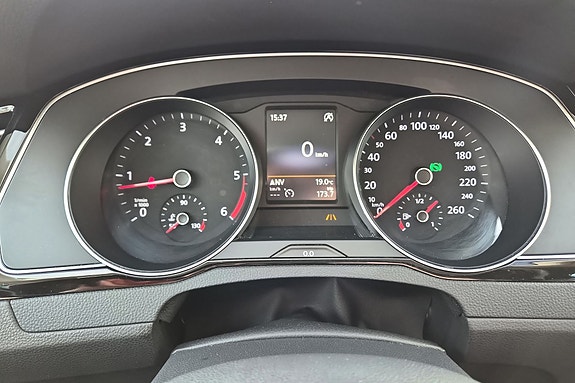 Volkswagen Passat 13 of 18