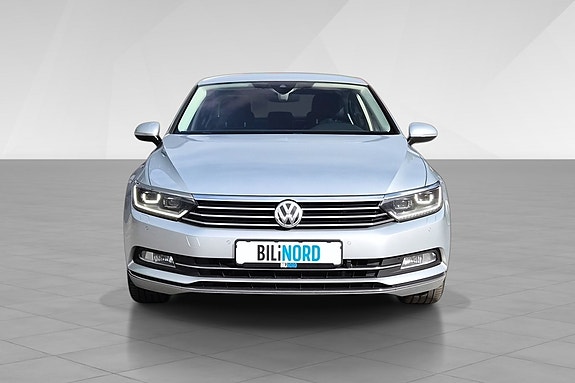 Volkswagen Passat 2 of 18