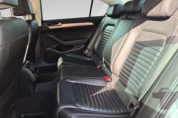 Volkswagen Passat 17 of 18