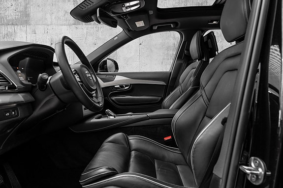 Volvo XC90 10 of 30