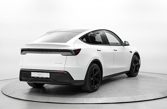 Tesla Model Y 5 of 30