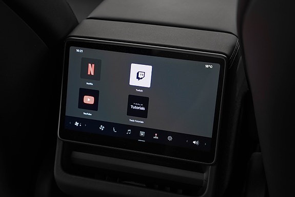 Tesla Model Y 25 of 30