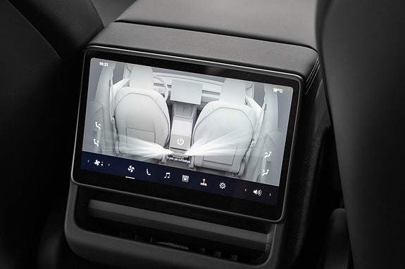 Tesla Model Y 24 of 30