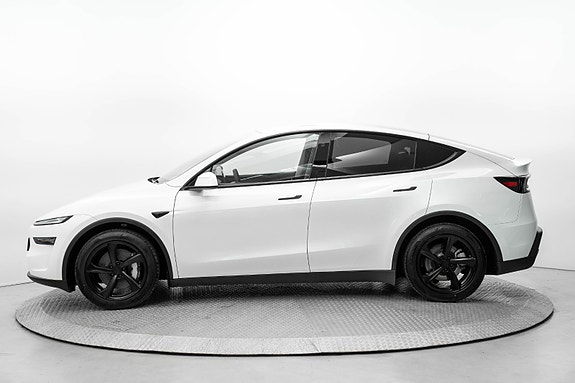 Tesla Model Y 6 of 30