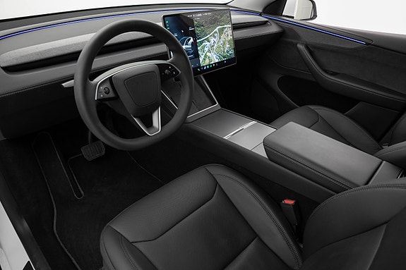 Tesla Model Y 7 of 30