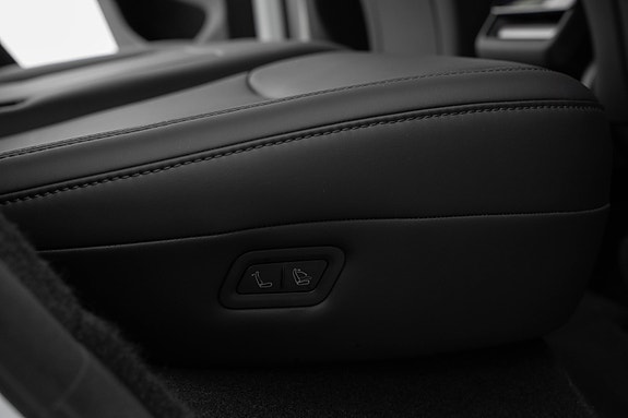 Tesla Model Y 23 of 30