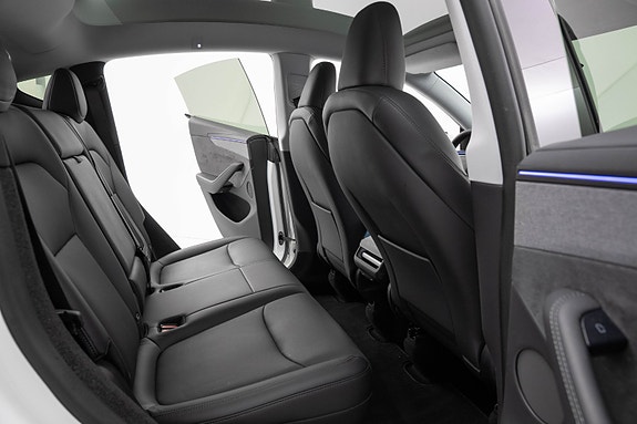 Tesla Model Y 22 of 30