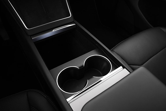 Tesla Model Y 16 of 30