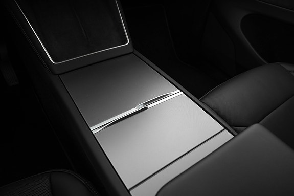 Tesla Model Y 15 of 30
