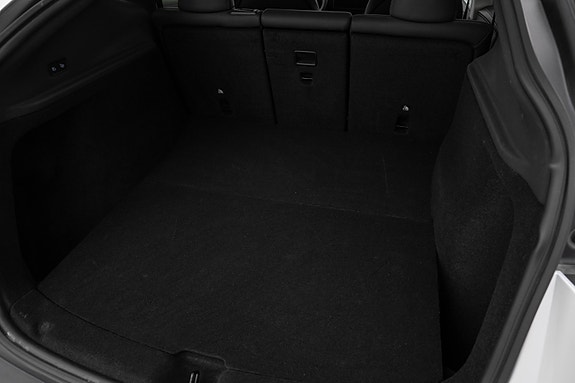 Tesla Model Y 28 of 30