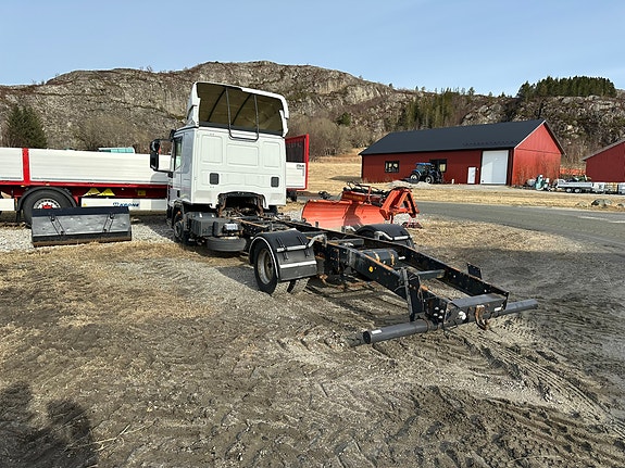 Iveco Eurostar med sovehytte, senket chassis bak 3 of 5