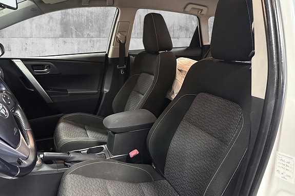 Toyota Auris 9 of 30