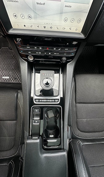 Jaguar F-PACE 4 of 30