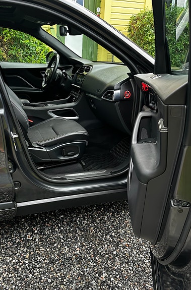 Jaguar F-PACE 10 of 30
