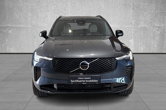 Volvo XC90 2 of 18