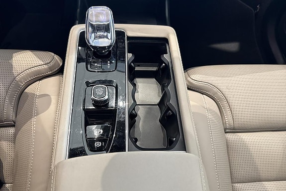 Volvo XC90 10 of 18