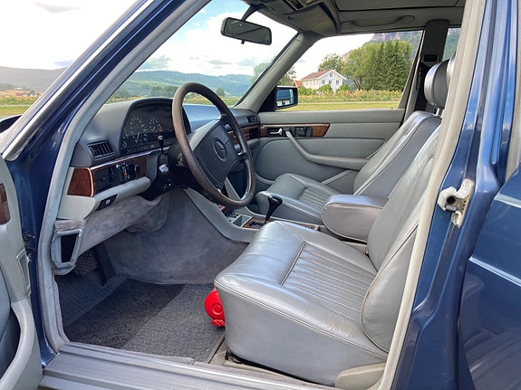 Mercedes-Benz 560 SEL 12 of 26