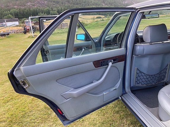 Mercedes-Benz 560 SEL 18 of 26