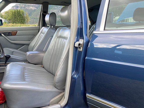 Mercedes-Benz 560 SEL 20 of 26