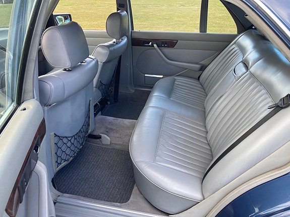 Mercedes-Benz 560 SEL 13 of 26