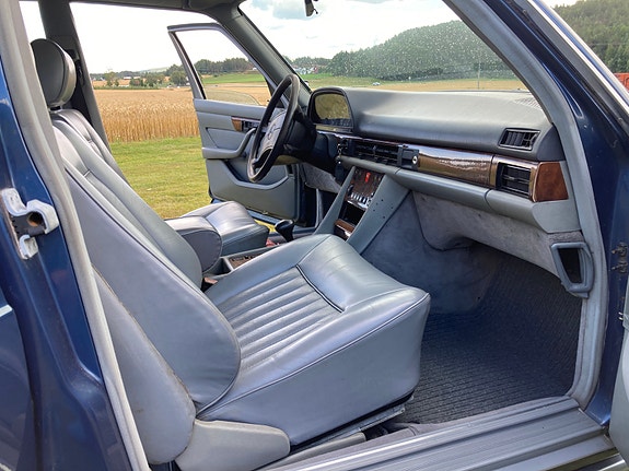 Mercedes-Benz 560 SEL 14 of 26