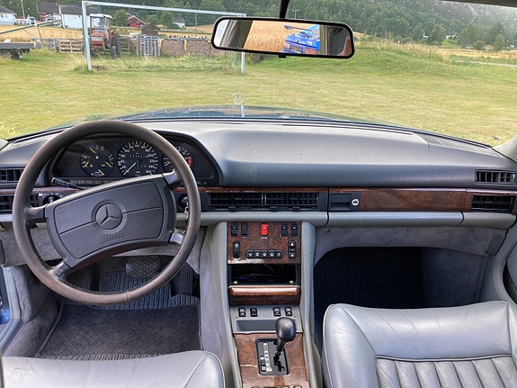 Mercedes-Benz 560 SEL 15 of 26