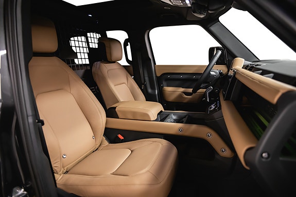 Land Rover Defender 130 24 of 30