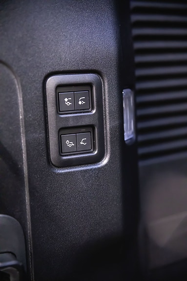 Land Rover Defender 130 14 of 30