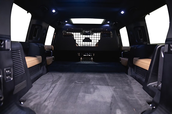 Land Rover Defender 130 13 of 30
