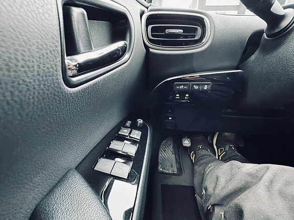 Toyota Prius 10 of 30