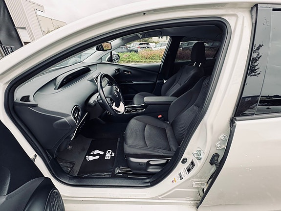 Toyota Prius 9 of 30