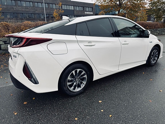 Toyota Prius 4 of 30