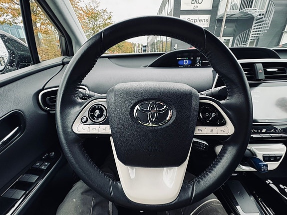Toyota Prius 11 of 30