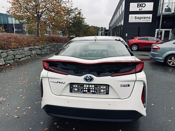 Toyota Prius 7 of 30