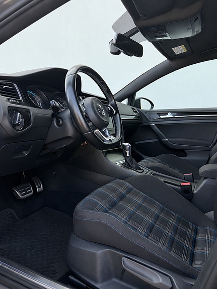 Volkswagen Golf VII 8 of 12