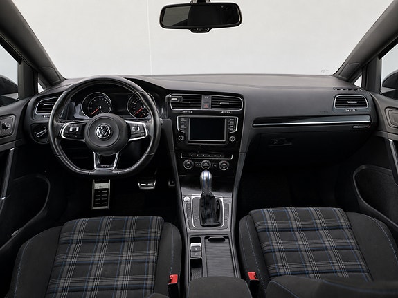 Volkswagen Golf VII 10 of 12
