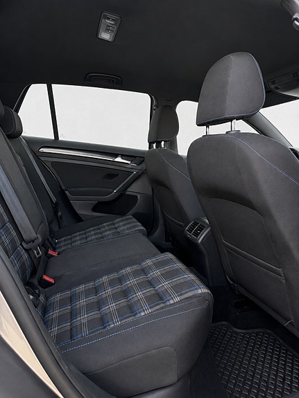 Volkswagen Golf VII 12 of 12
