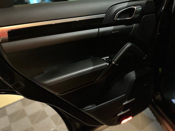 Porsche Cayenne 29 of 30