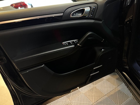 Porsche Cayenne 21 of 30