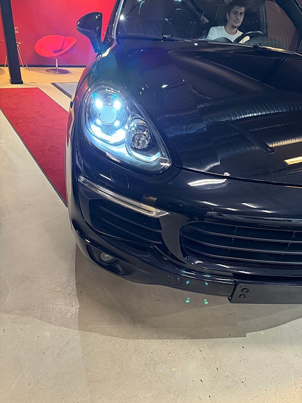 Porsche Cayenne 14 of 30